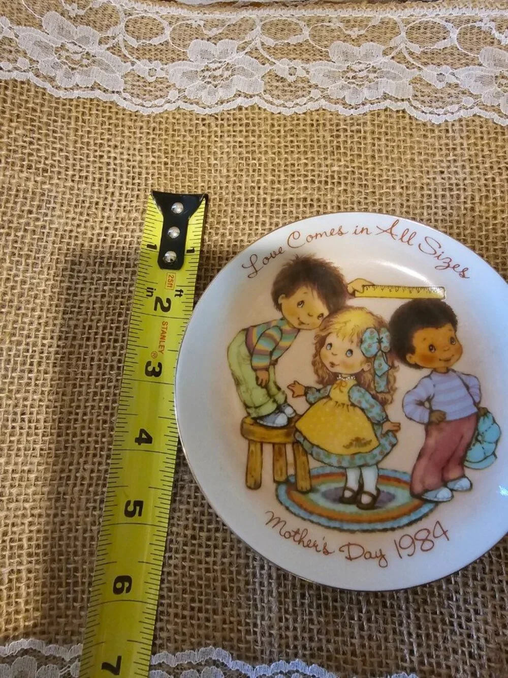 Avon Mother’s Day Plate LOVE COMES IN ALL SIZES 1984 5” Gold Tone Band